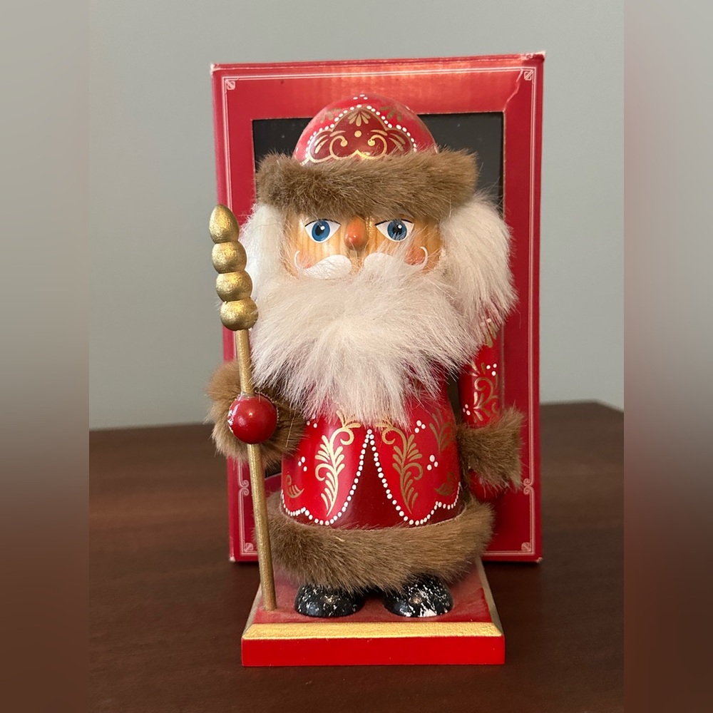 2009 Holiday Nutcracker Louis Christmas Holiday Figurine 7 inches tall